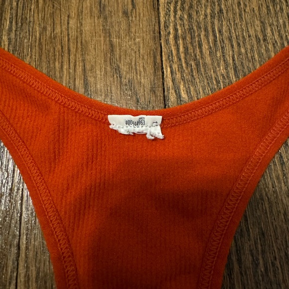 burnt orange cropped tank with a razor back & a small v in the front!🧡 - Picture 3 of 3